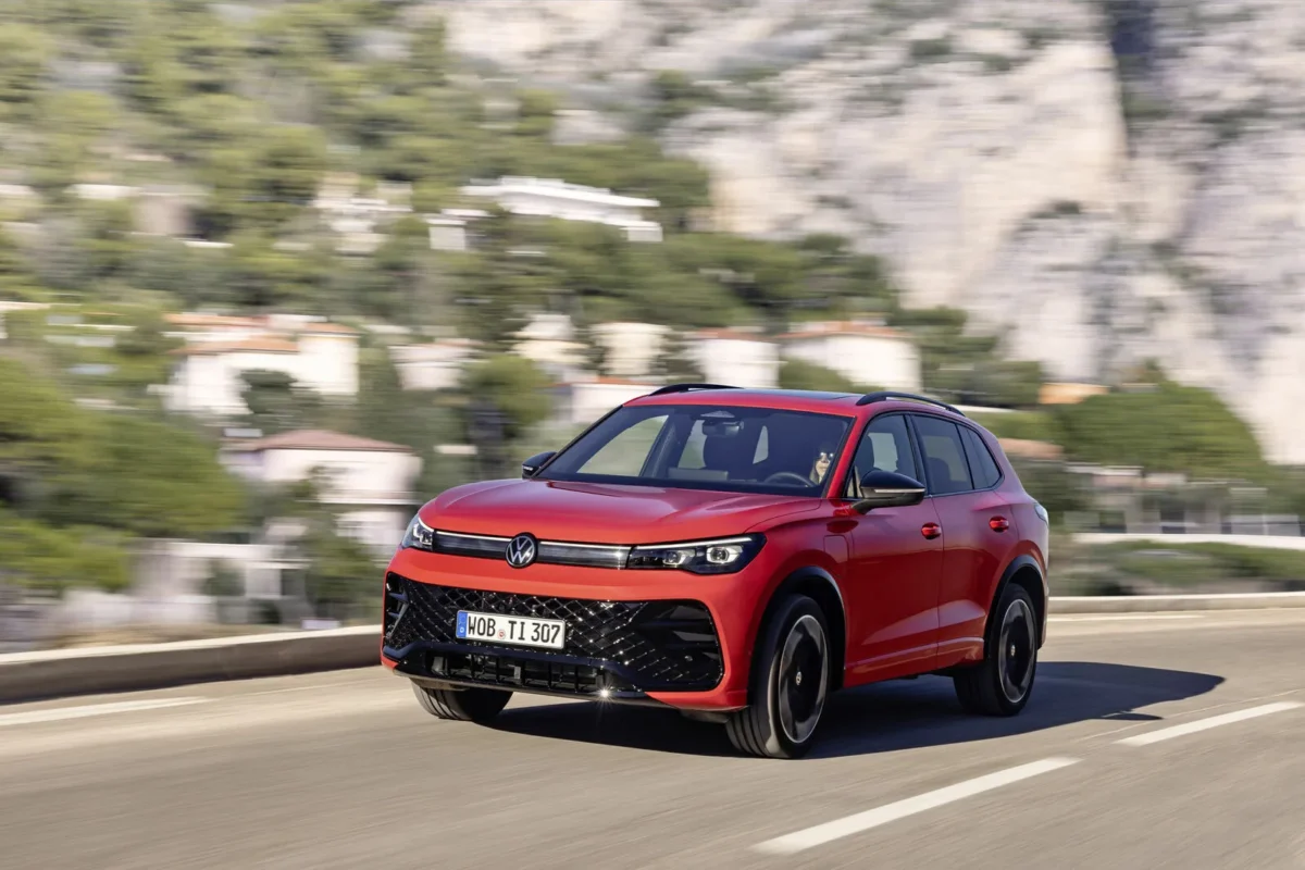 Volkswagen Tiguan R-Line màu đỏ đang vận hành trên đường ven biển