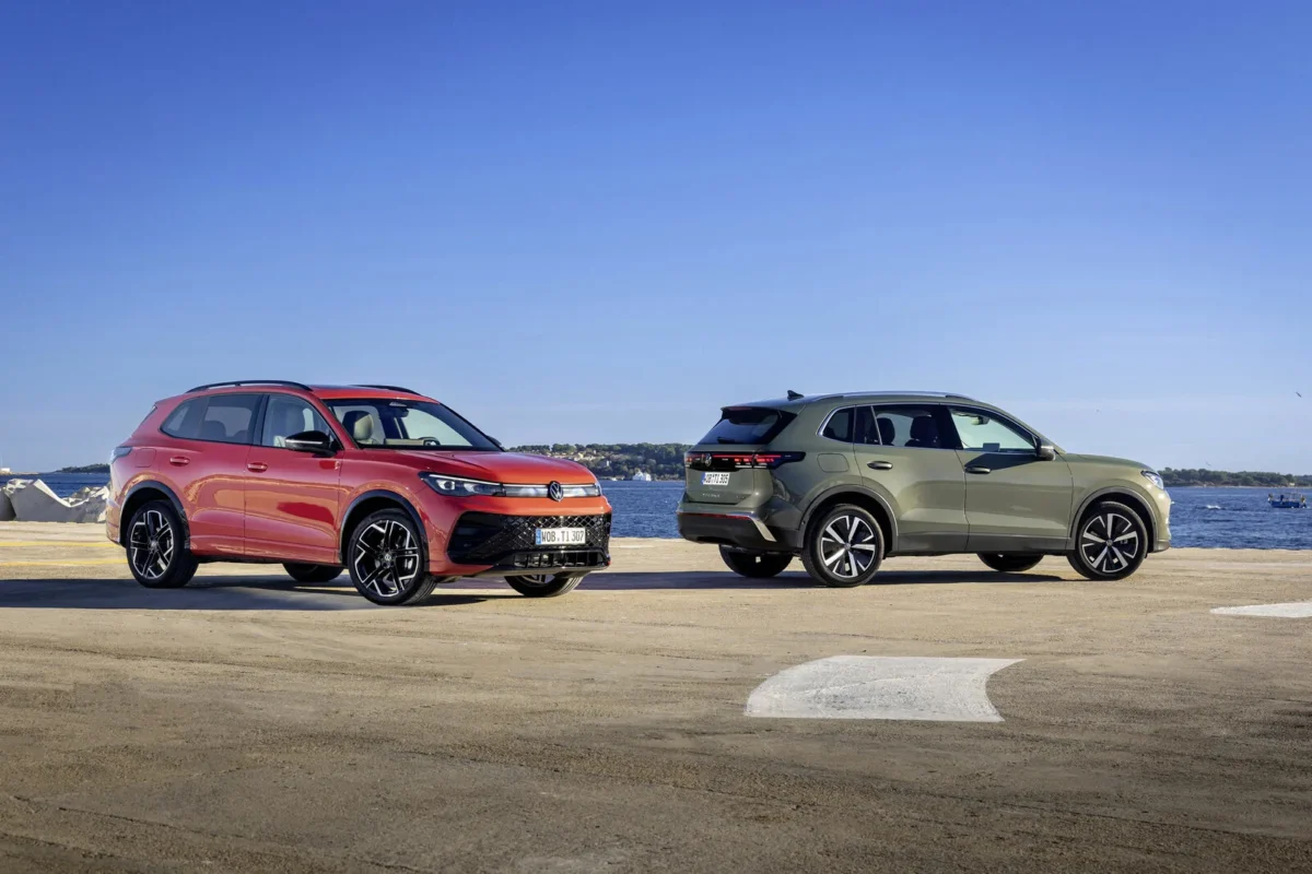 Hai chiếc Volkswagen Tiguan thế hệ mới đỗ cạnh nhau tại bến cảng